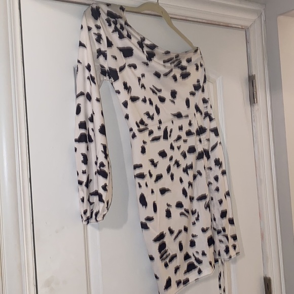 🔥HP🔥Elegant one shoulder print dress.🔥 - Picture 4 of 6